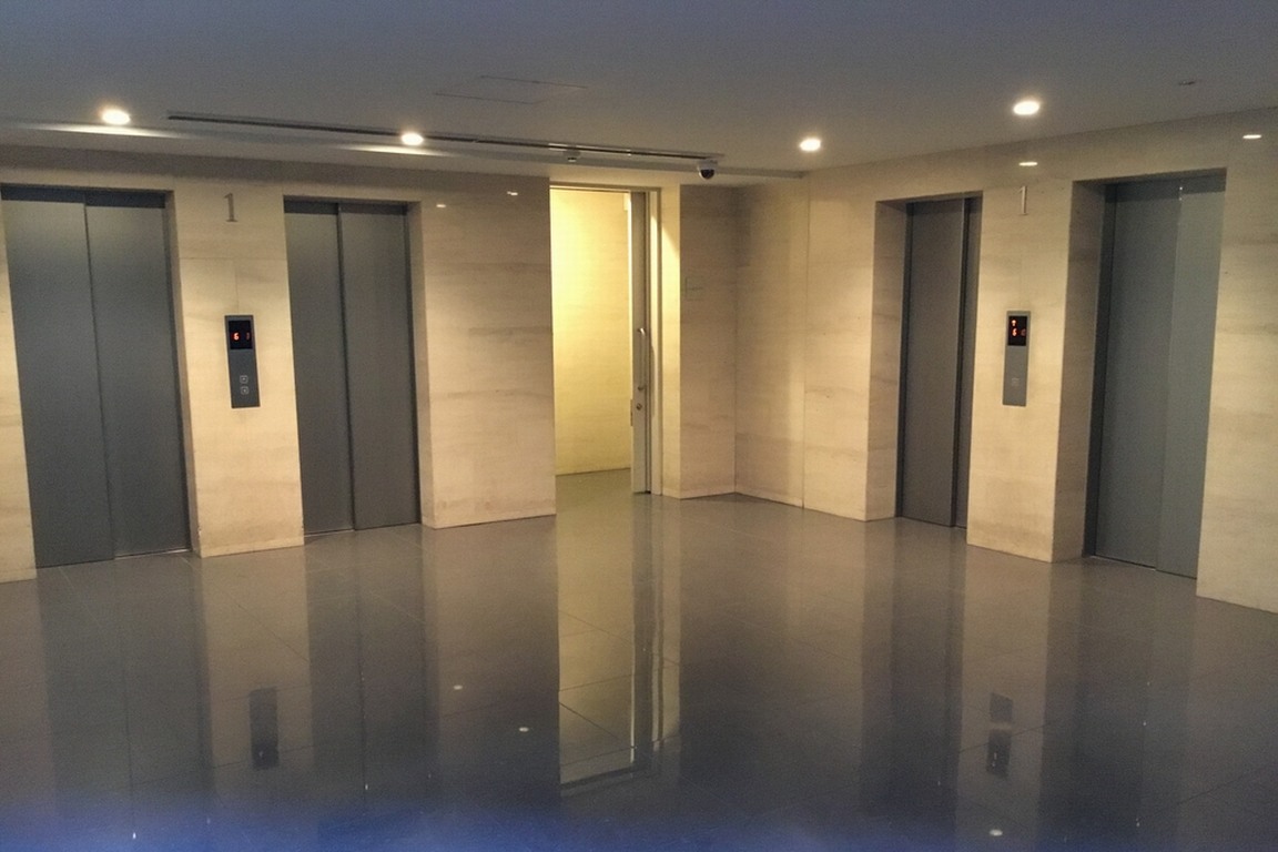 シティテラス加賀のエレベーターホール画像